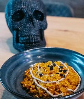 Imagen secundaria 2 - Un arroz seco de paella, un meloso y un mantecado de 'Rice & Bones'. 