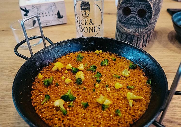 Imagen principal - Un arroz seco de paella, un meloso y un mantecado de 'Rice & Bones'. 