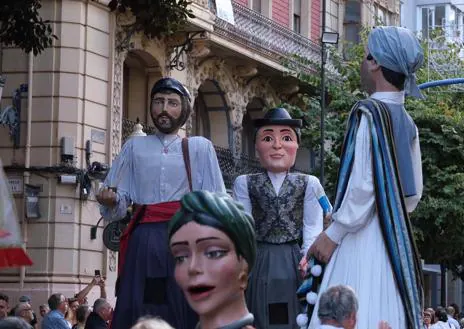 Imagen secundaria 1 - Momentos del desfile, 'nanos i gegant' y las belleas en el Ayuntamiento.