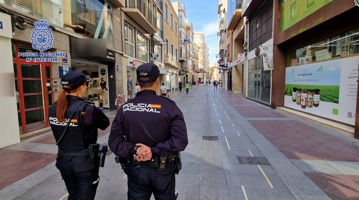 Agentes de Policia Nacional en las calles de Elche.