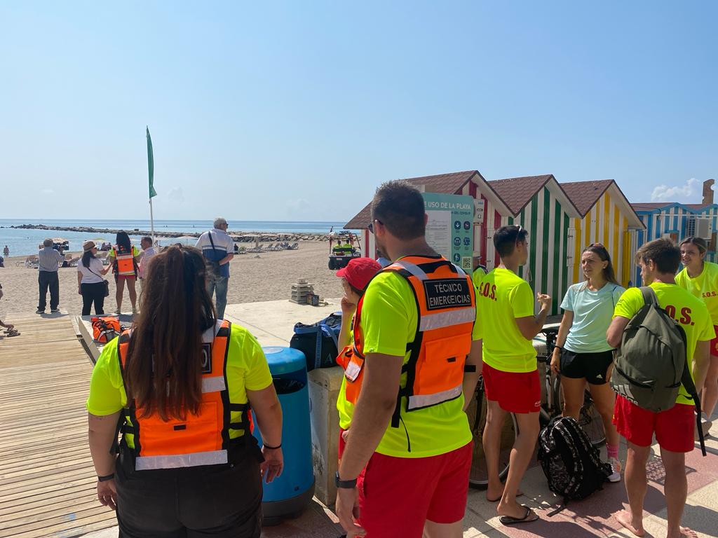 Varios de los trabajadores que patrullarán las playas este verano.