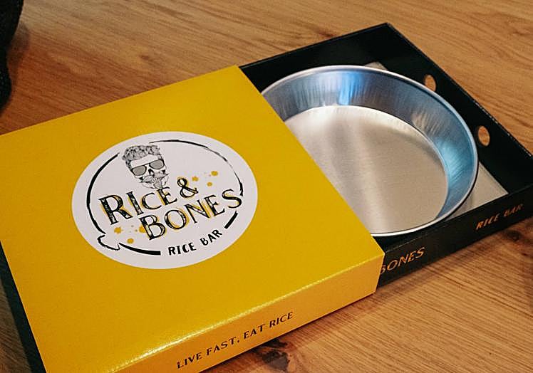 Plato de aluminio reforzado y caja de cartón para el 'take away'.