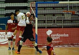 El portero del Paidos Dénia Cayetano Iglesias frena un gol.