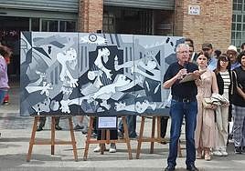 Momento del homenaje a las víctimas del bombardeo del Mercado Central de Alicante.