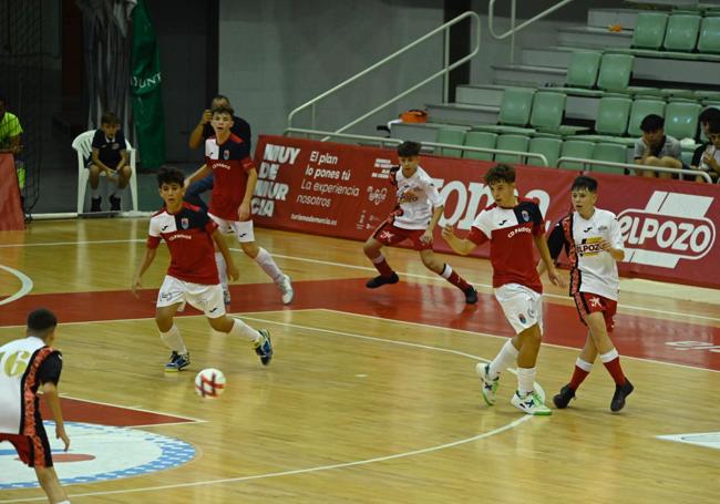 Posesión del balón por el Paidos Dénia.