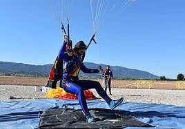 La cabo Gómez ensaya para el salto en el Día de las Fuerzas Armadas.