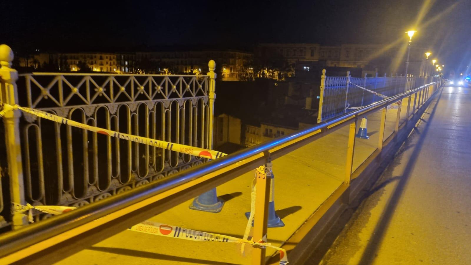 Uno de los dos tramo de barandilla que se han desprendido.