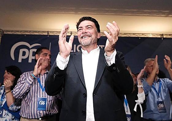 Luis Barcala, feliz, en la noche electoral del 28M.