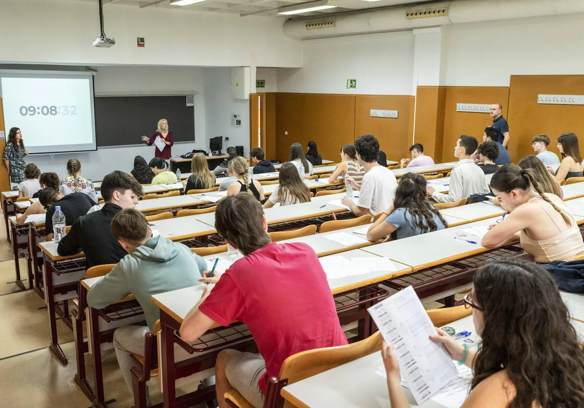 Estudiantes realizando la PAU en la Universidad de Alicante.