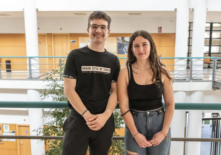 Los estudiantes Víctor Sola y Rebeca Salvador en las pruebas de selectividad.