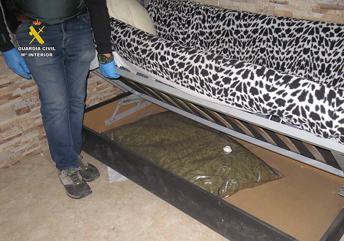 Un guardia civil descubre una enorme bolsa de marihuana oculta en un sofá cama.
