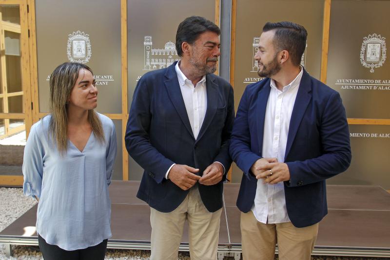 Imagen secundaria 2 - Barcala con Ana Barceló (PSOE); Manolo Copé (Unides per Alacant) y Rafa Mas (Compromís).