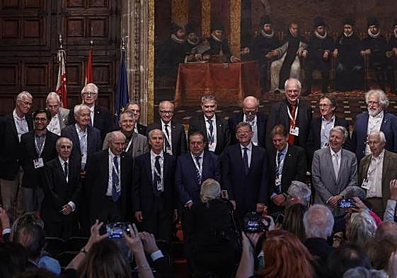 Foto de familia de las autoridades, con los ganadores del Premio Jaume I y el jurado.