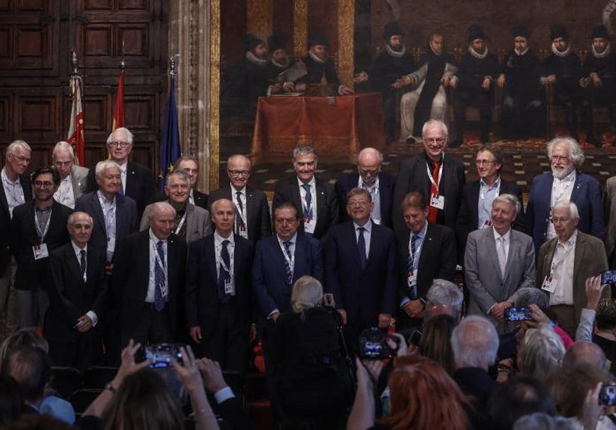 Foto de familia de las autoridades, con los ganadores del Premio Jaume I y el jurado.