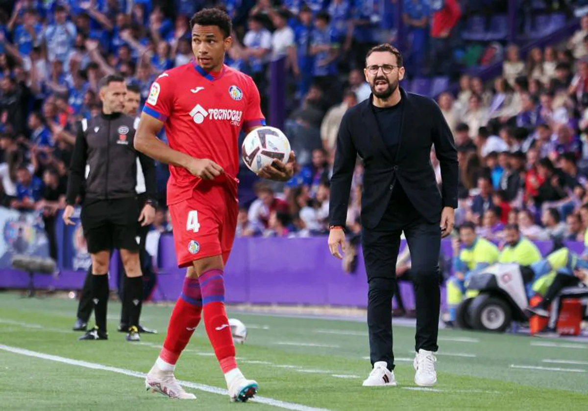 Bordalás se dirige a su jugador Gastón en el último partido de Liga ante el Valladolid