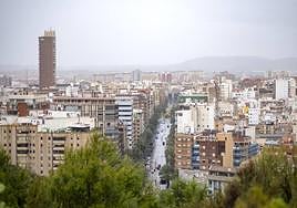 Vista de Alicante en un día nublado