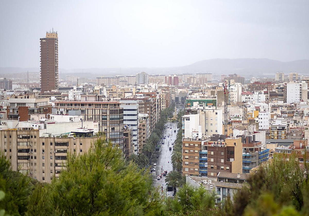 Vista de Alicante en un día nublado
