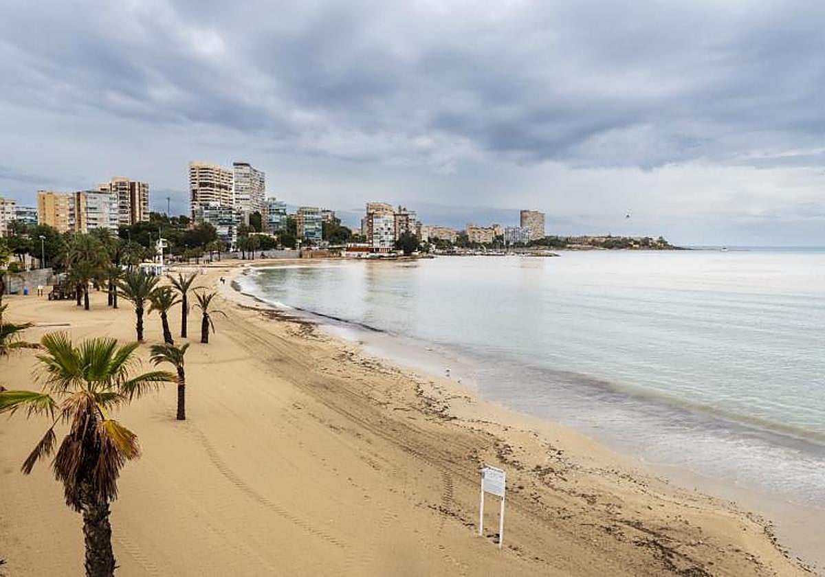 Playa de la Albufereta en alicante, con mal tiempo.