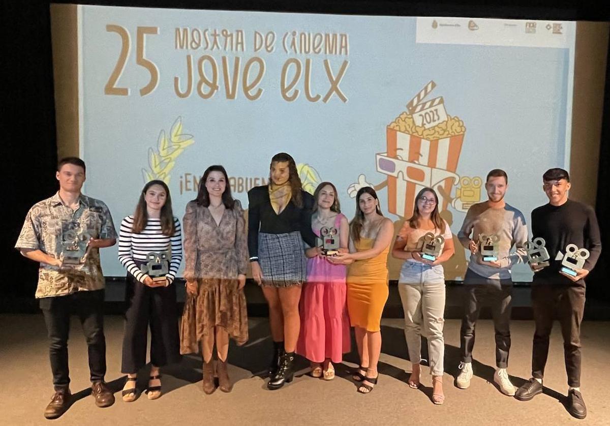 Jóvenes ganadores de los premios repartidos en la 'Mostra de Cinema Jove d'Elx'.