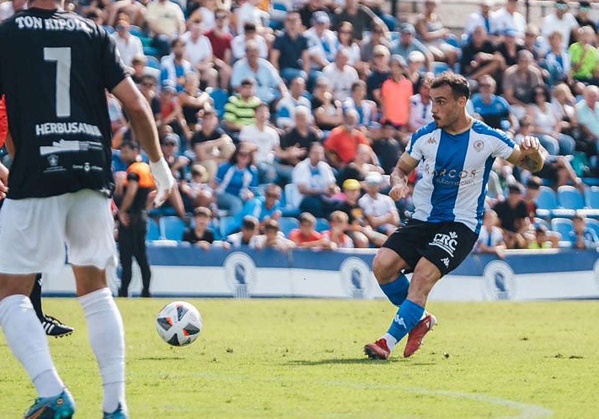 Maxi Ribero realiza un pase ante la Peña Deportiva