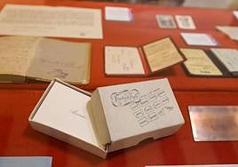 Tarjetas de visita de Azorín halladas en su maleta.