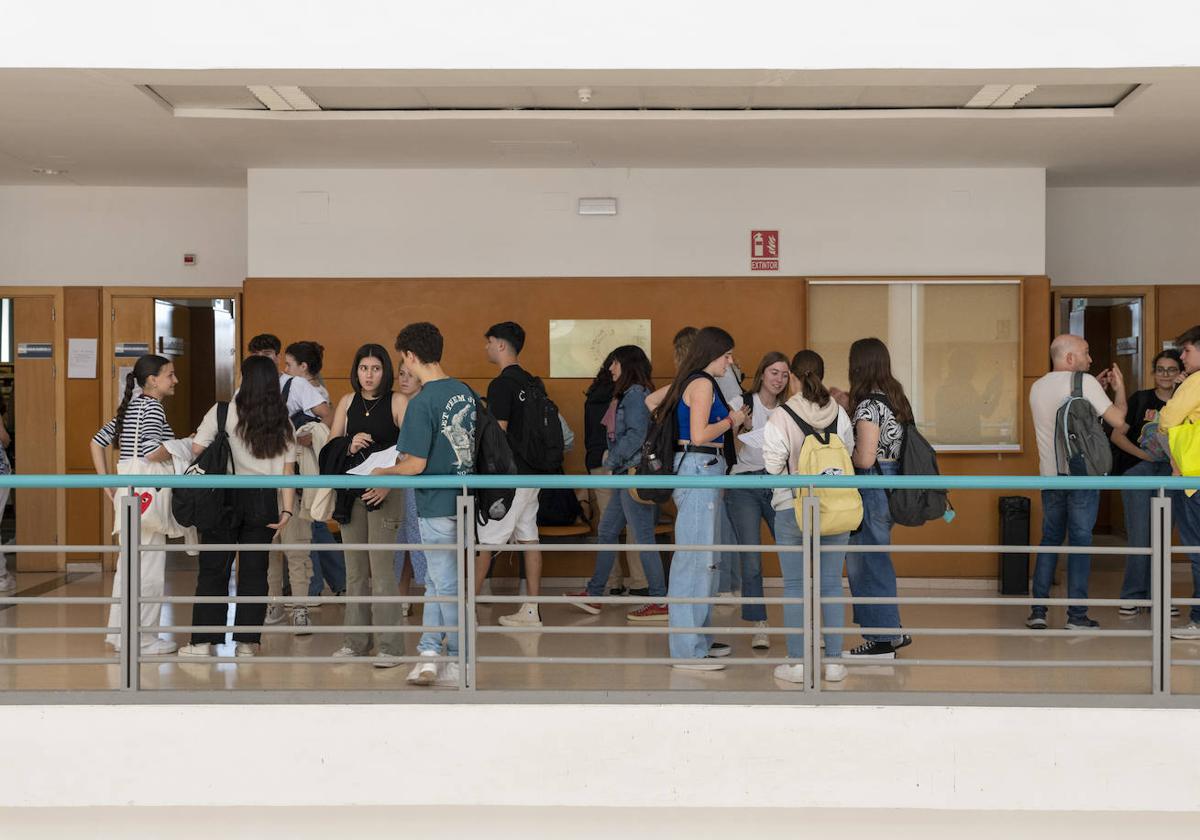 Estudiantes durante la EBAU en Alicante