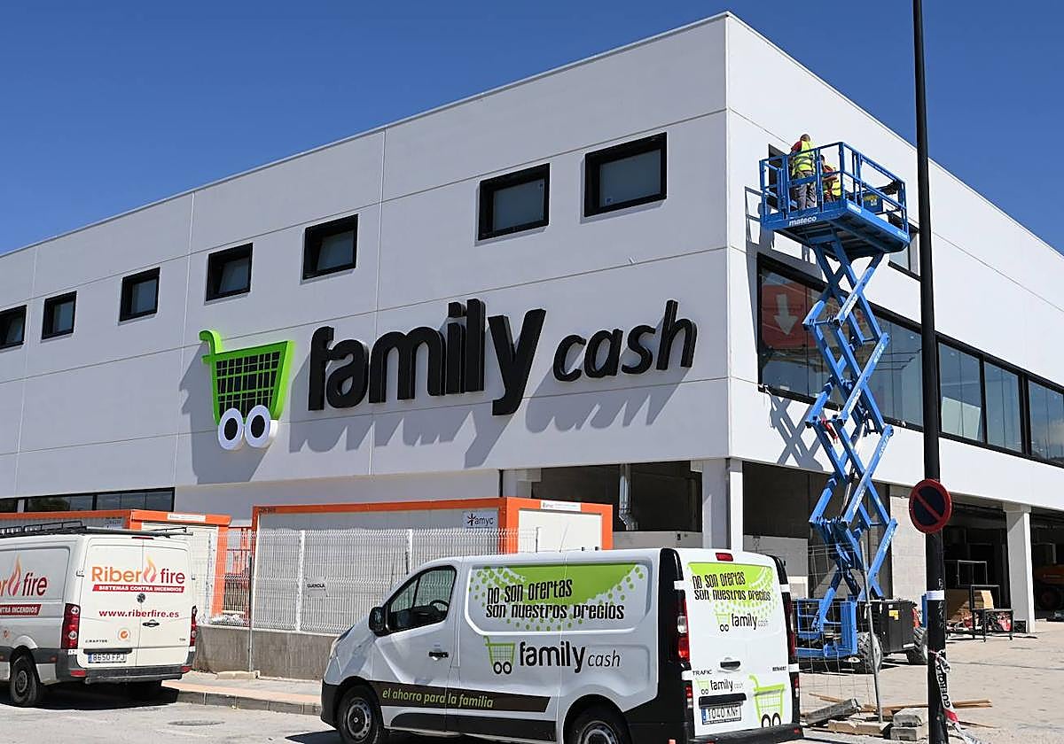 Fachada del nuevo Family Cash de Finestrat.