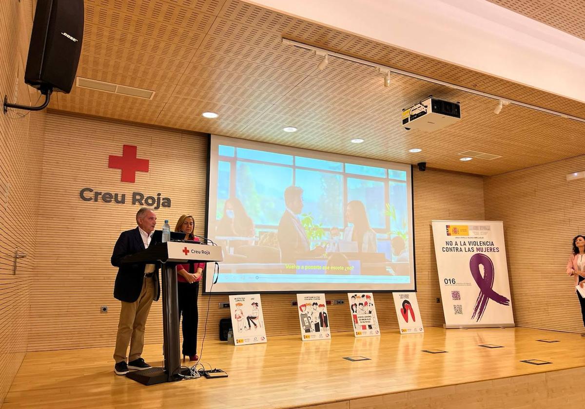 El presidente de Cruz Roja, Francisco Galváñ, y la subdelegada del Gobierno, Araceli Poblador, en las jornadas.