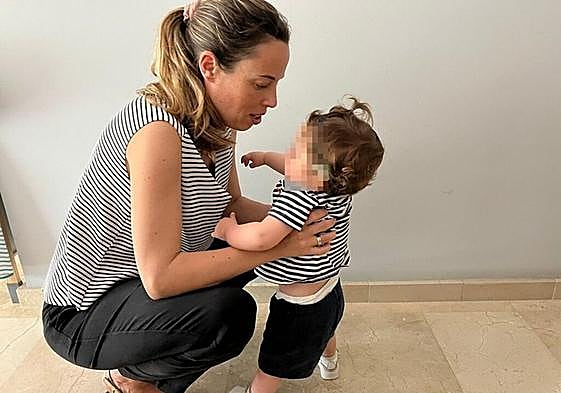 María junto a su hija Martina, una de las afectadas por el cambio de instrucción en los CAT.