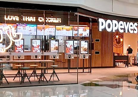 Imagen secundaria 1 - Clientes en el nuevo Popeyes de L'Aljub. 