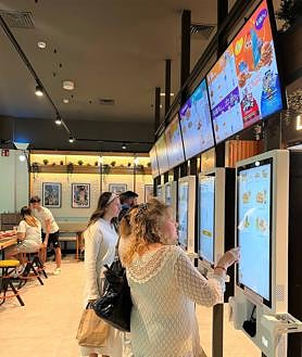 Imagen secundaria 2 - Clientes en el nuevo Popeyes de L'Aljub. 