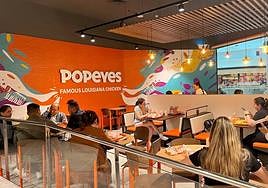 Clientes en el nuevo Popeyes en el centro comercial L'Aljub.
