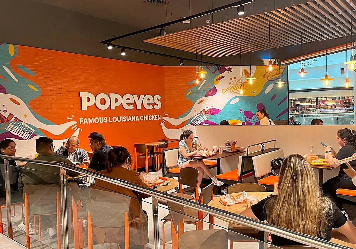 Clientes en el nuevo Popeyes en el centro comercial L'Aljub.