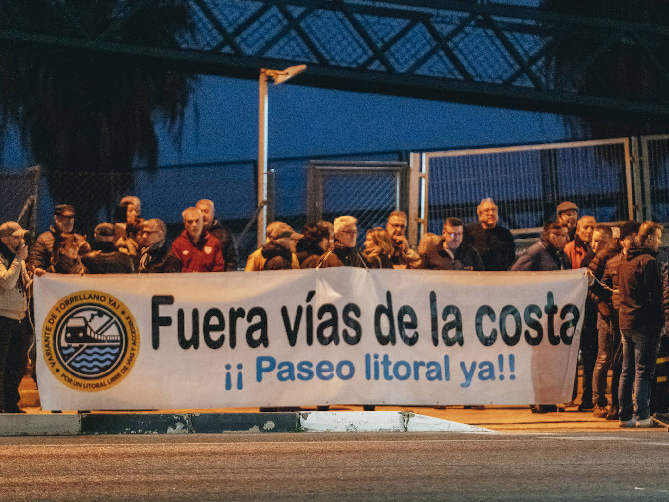 Concentración de los vecinos en el apeadero de San Gabriel
