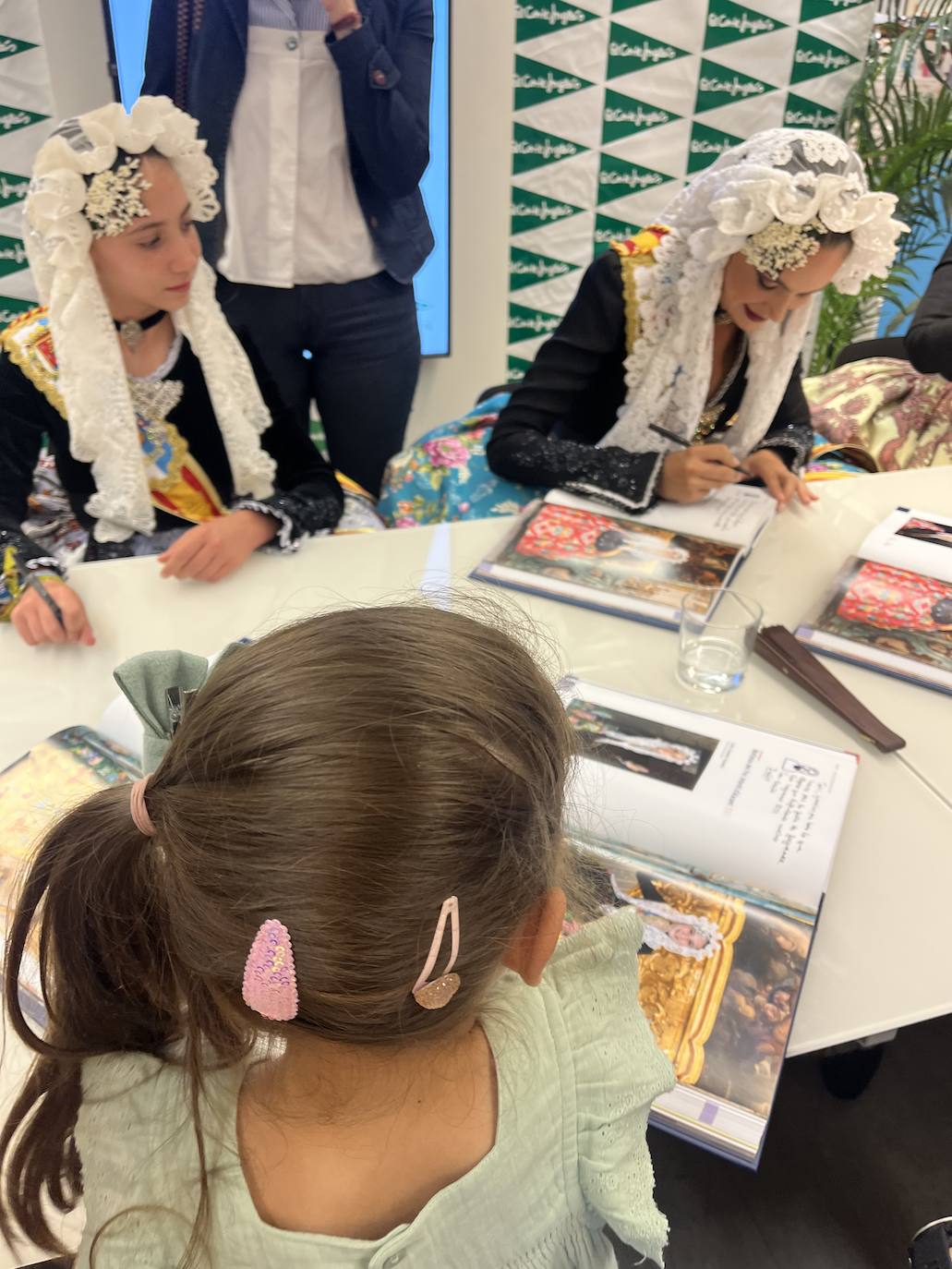 Les Belleses del Foc y sus Damas de Honor 2023 firman el Festa de Fogueres en El Corte Inglés