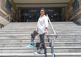 La actriz y escritora Elvira Mínguez en las escaleras del Mercado Central de Alicante.