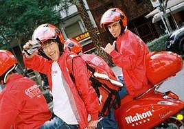 Reparto de 'cocas amb tonyina' en moto por Alicante.