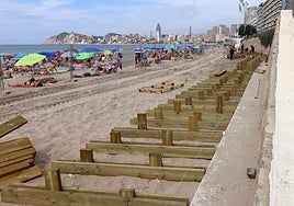 Imagen del proceso de instalación de la pasarela de la playa de Poniente