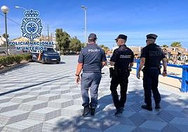 Agentes de la Policía de Italia y Francia patrullan por la playa del Postiguet junto a un policía nacional.