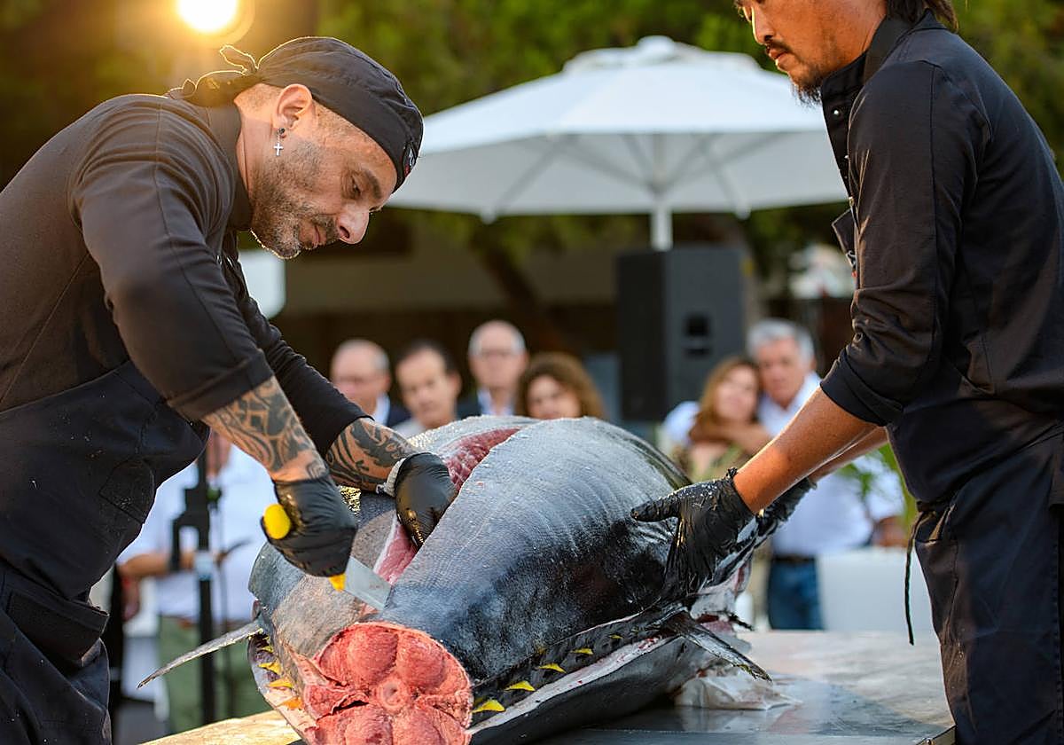 Los especialistas, en pleno despiece del ejemplar de atún rojo.