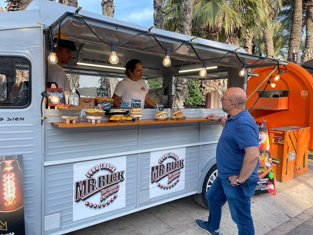 Imagen principal - Street Food Market hasta el domingo en el Paseo de la Estación de Elche