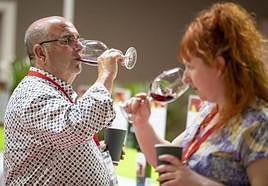 Sumiller probando caldos.