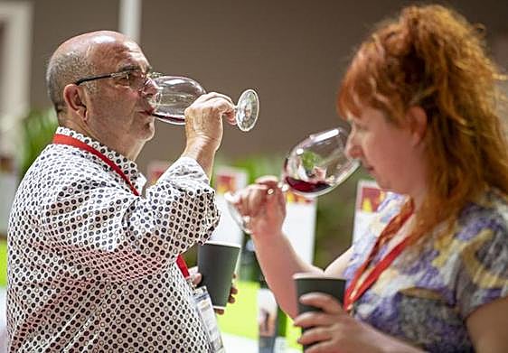 Sumiller probando caldos.