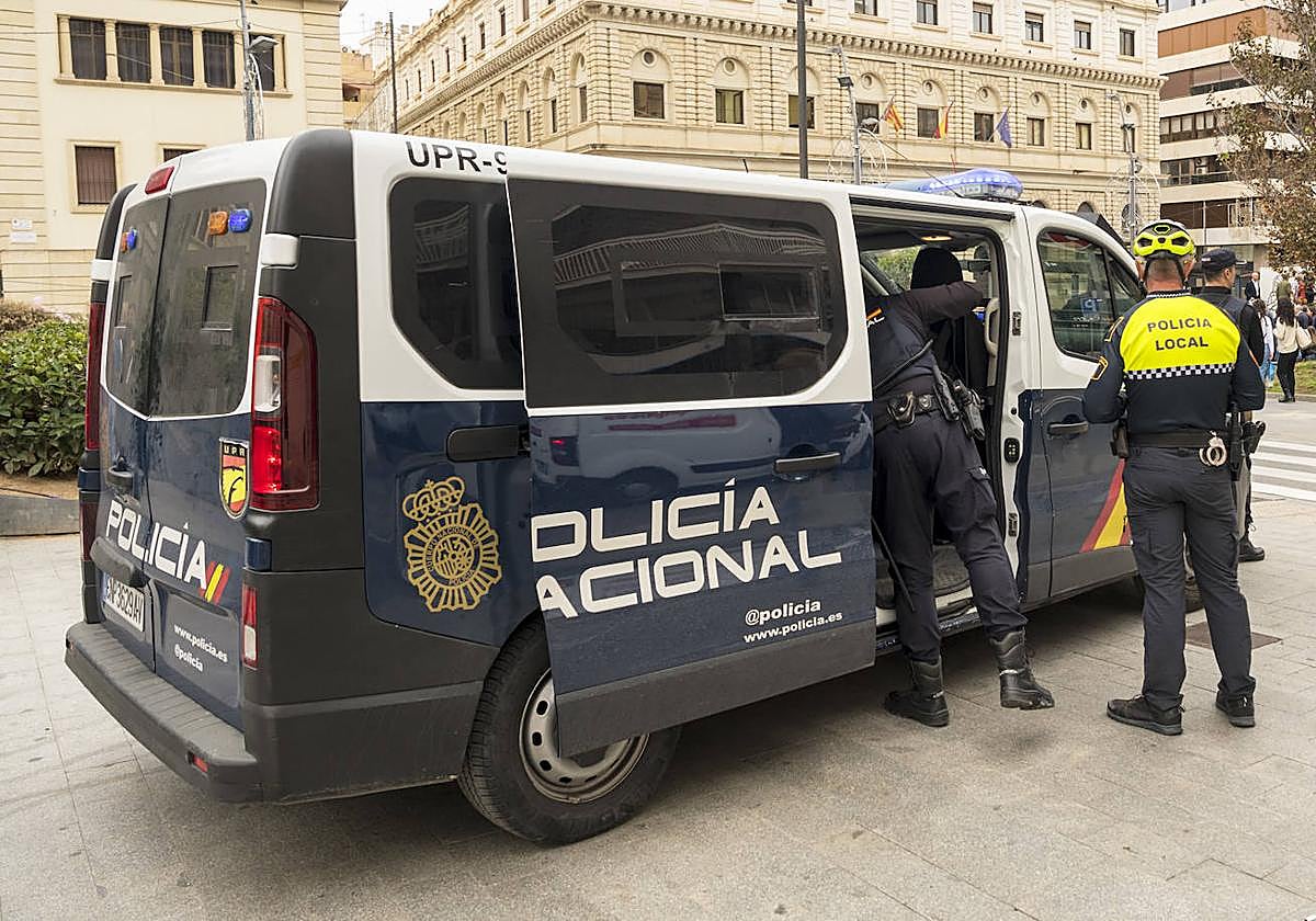 Furgón y agentes de la Policía Nacional y Local.