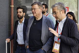 Puig (centro) a su llegada este sábado a la reunión del Comité Federal del PSOE.