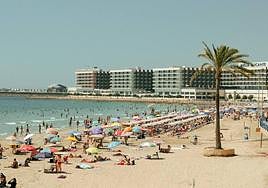 Personas en la playa del Postiguet de Alicante