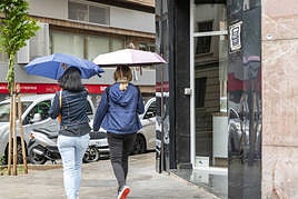 Los alicantinos volverán a sacar el paraguas el martes.