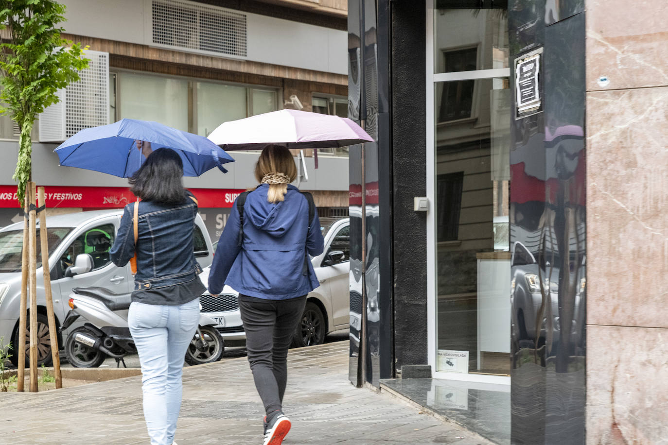Los alicantinos volverán a sacar el paraguas el martes.