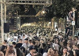 Jóvenes disfrutan de las Hogueras en el racó de Óscar Esplá.