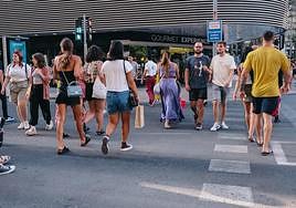 Personas paseando por Maisonnave, en el centro de Alicante